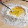치즈와 허브로 만든 수제 라비올리 라비올리 반죽 만들기