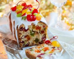 Tradycyjny angielski tort bożonarodzeniowy: przepis ze zdjęciem Tradycyjny angielski tort bożonarodzeniowy z suszonymi owocami