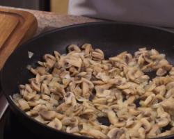 Рецепт: Свинина под грибным жульеном - С невероятно вкусной подушкой жульена из шампиьнонов Жульен с куриным мясом, овощами и грибами